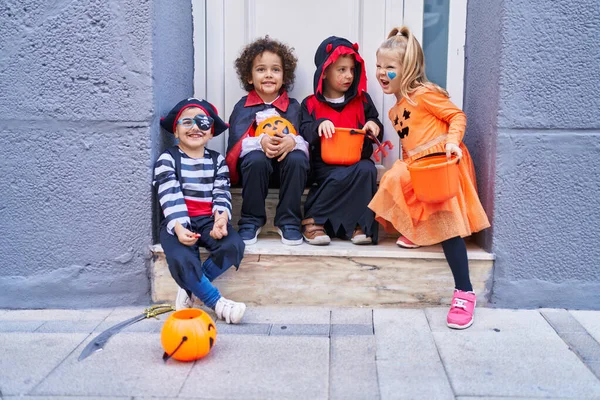 Skupina Dětí Halloween Kostýmu Drží Dýňový Koš Ulici — Stock fotografie
