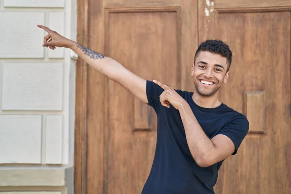 Hombre Afroamericano Sonriendo Confiado Señalando Con Los Dedos Cielo Calle —  Fotos de Stock