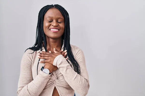 Afrikaanse Vrouw Met Vlechten Witte Achtergrond Lachend Met Handen Borst — Stockfoto