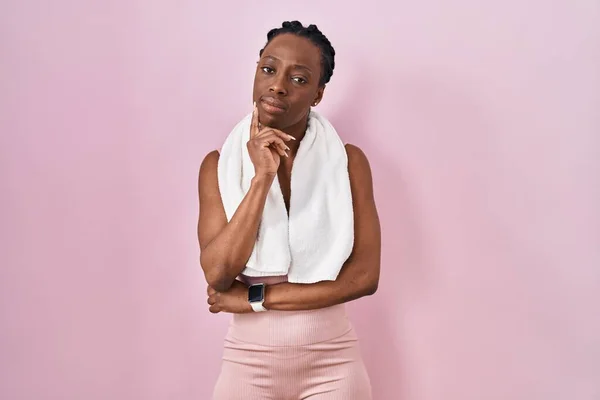 Beautiful Black Woman Wearing Sportswear Towel Pink Background Looking Confident — Stock Photo, Image