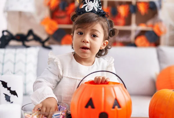 Adorable Chica Hispana Con Disfraz Halloween Sosteniendo Caramelos Bol Casa — Foto de Stock