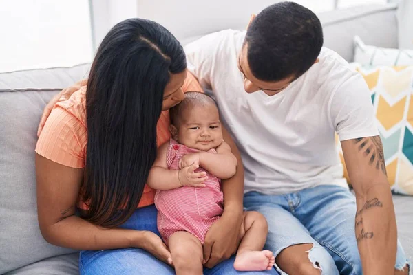 Hispanic Family Smiling Confident Sitting Sofa Home — ストック写真