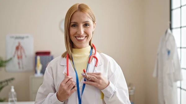 Young Blonde Woman Doctor Smiling Confident Standing Clinic — Stock Photo, Image