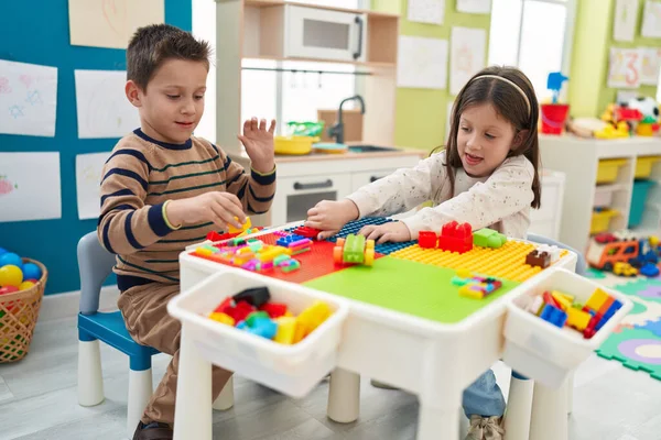 Liebenswerter Junge Und Mädchen Spielen Kindergarten Mit Bauklötzen Tisch — Stockfoto