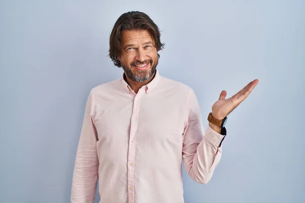 Schöner Mann Mittleren Alters Trägt Elegantes Hemd Hintergrund Lächelnd Fröhlich — Stockfoto
