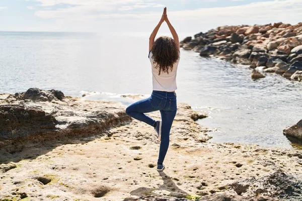 Young Hispanic Woman Doing Yoga Exercise Standing Back View Seaside — Stockfoto