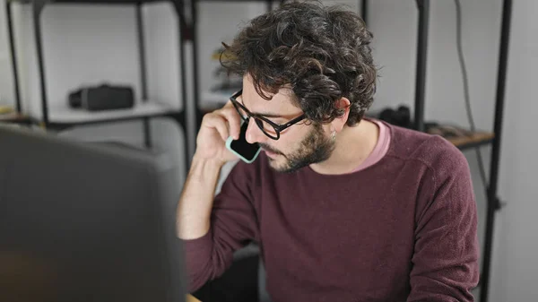 Fiatal Spanyol Férfi Üzleti Dolgozó Számítógéppel Beszél Okostelefonon Irodában — Stock Fotó