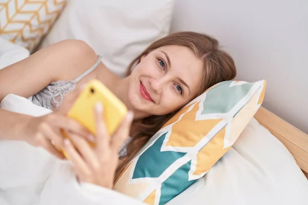 Jonge Kaukasische Vrouw Met Behulp Van Smartphone Liggend Bed Slaapkamer — Stockfoto