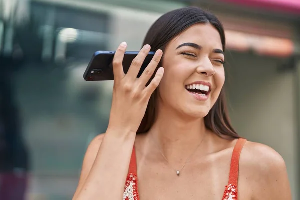 Молода Красива Іспаномовна Жінка Посміхається Впевнено Слухаючи Аудіоповідомлення Смартфону Вулиці — стокове фото
