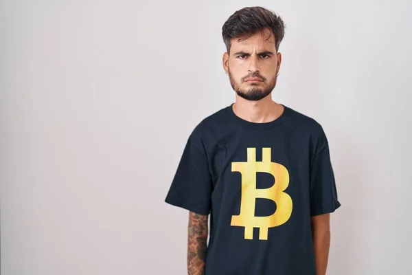 Joven Hombre Hispano Con Tatuajes Con Camiseta Bitcoin Escéptico Nervioso —  Fotos de Stock