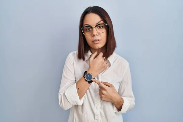 Young Hispanic Woman Standing White Background Hurry Pointing Watch Time — Stock Photo, Image