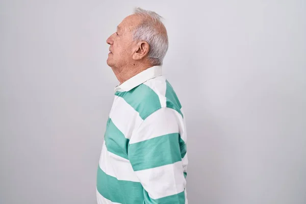 Старший Мужчина Седыми Волосами Стоя Белом Фоне Глядя Сторону Расслабиться — стоковое фото