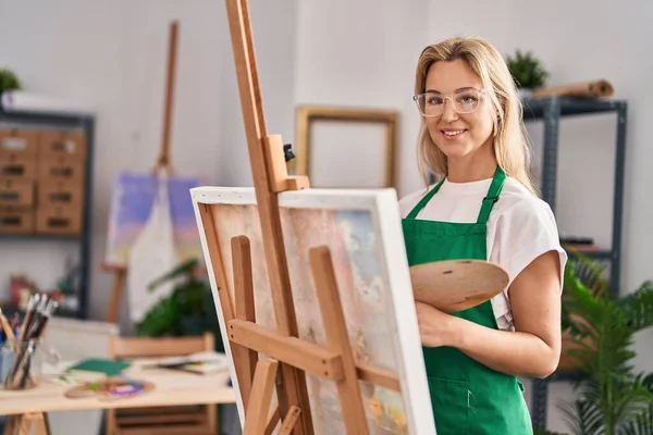 Młoda Blondynka Artystka Uśmiecha Się Pewnie Rysunek Studio Sztuki — Zdjęcie stockowe