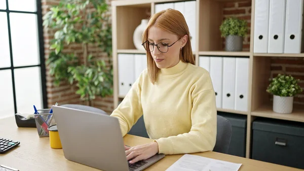 Mujer Joven Rubia Trabajadora Negocios Usando Laptop Trabajando Oficina —  Fotos de Stock