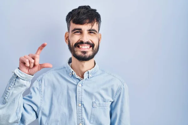 Jonge Spaanse Man Met Baard Die Een Blauwe Achtergrond Staat — Stockfoto