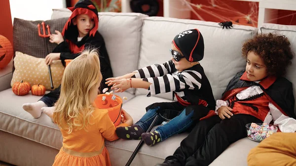 Gruppo Bambini Che Indossano Costume Halloween Mettendo Caramelle Nel Cestino — Foto Stock