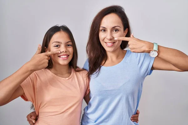 Genç Bir Anne Kız Beyaz Arka Planda Durup Parmaklarını Birbirine — Stok fotoğraf