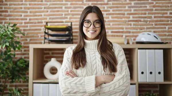 Jonge Mooie Spaanse Vrouw Zakenman Glimlachend Zelfverzekerd Staande Met Armen — Stockfoto