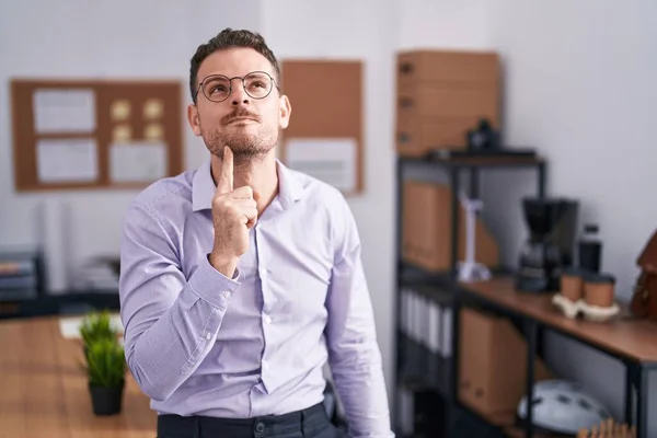 Young Hispanic Man Office Thinking Concentrated Doubt Finger Chin Looking — Stock Photo, Image
