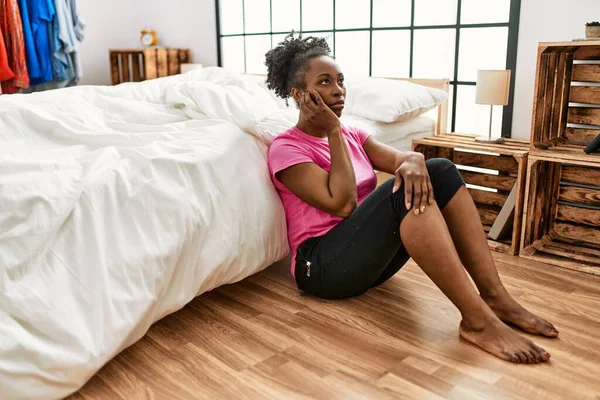 非洲裔美国女人强调要坐在卧室的地板上 — 图库照片