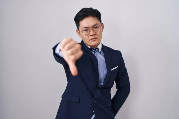 Fiatal Ázsiai Férfi Öltönyben Nyakkendőben Boldogtalannak Dühösnek Tűnik Elutasítást Negatívat — Stock Fotó