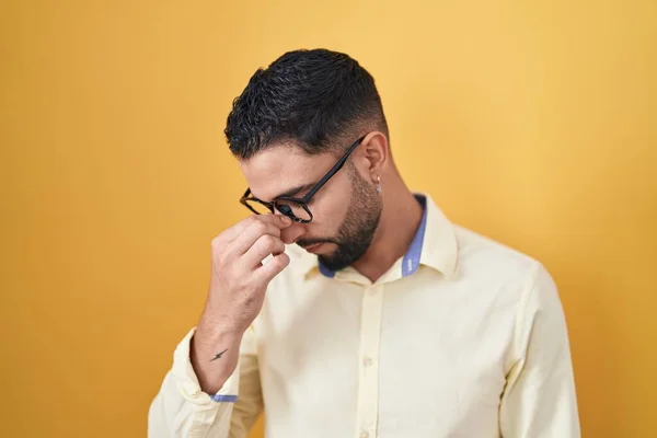 Hispanic Ung Man Bär Affärskläder Och Glasögon Trött Gnugga Näsa — Stockfoto