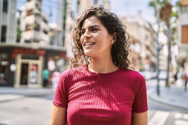 Mujer Latina Joven Sonriendo Confiada Pie Calle — Foto de Stock