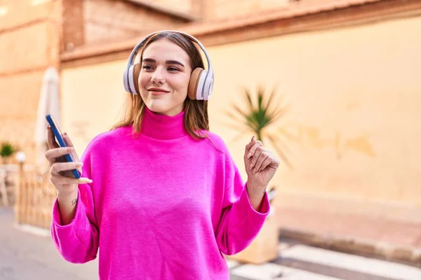 Young Woman Smiling Confident Listening Music Dancing Street — Stock Photo, Image