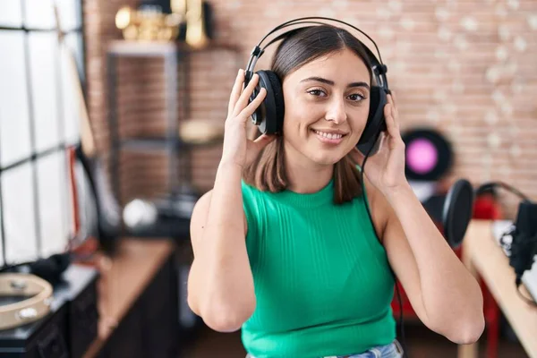 Young Hispanic Woman Artist Listening Music Music Studio — Φωτογραφία Αρχείου
