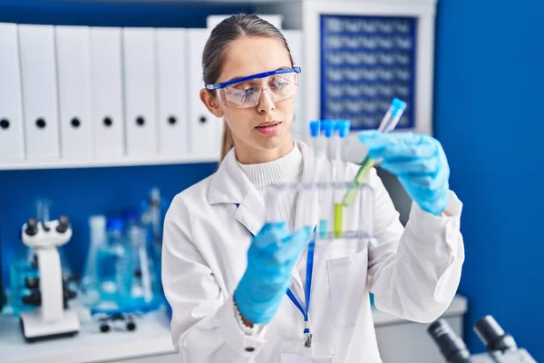 Jonge Vrouwelijke Wetenschapper Die Reageerbuizen Het Laboratorium Houdt — Stockfoto