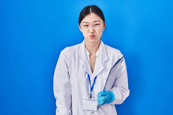 Čínská Mladá Žena Pracující Laboratoři Vědců Čechrající Tváře Legračním Výrazem — Stock fotografie