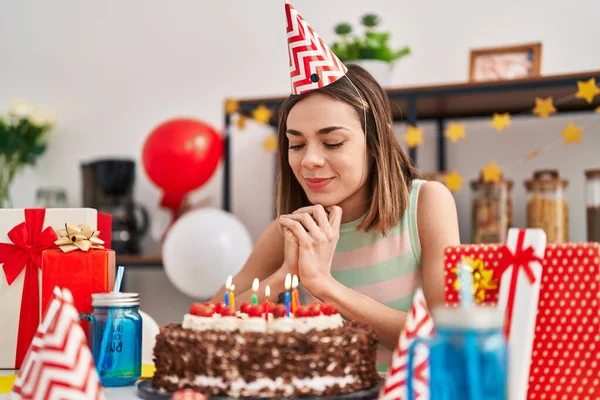 Young Beautiful Hispanic Woman Celebrating Birthday Sitting Table Home — Foto de Stock