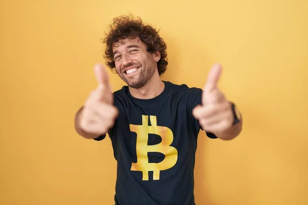 Jovem Hispânico Vestindo Camiseta Bitcoin Apontando Dedos Para Câmera Com — Fotografia de Stock