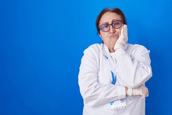 Donna Anziana Con Gli Occhiali Indossa Uniforme Scienziato Pensiero Cercando — Foto Stock
