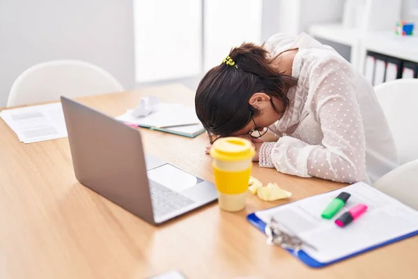 Mujer Hispana Joven Trabajadora Negocios Estresada Usando Laptop Oficina — Foto de Stock