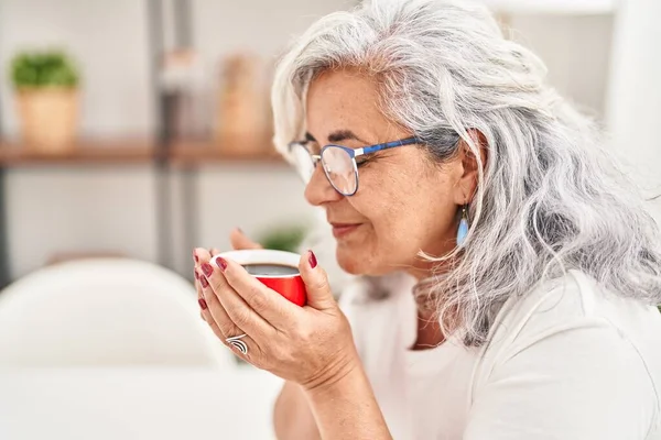 Orta Yaşlı Bir Kadın Evde Oturmuş Kahve Içiyor — Stok fotoğraf