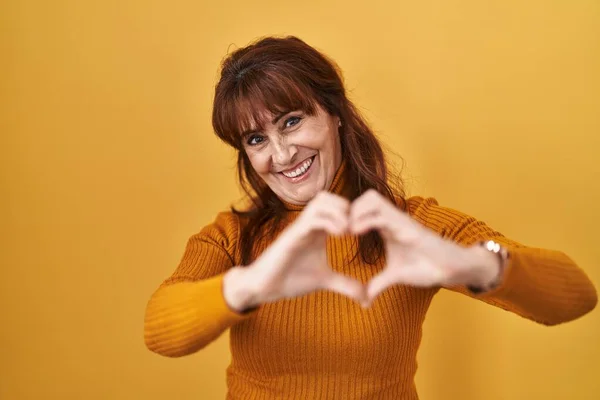 Mulher Hispânica Meia Idade Sobre Fundo Amarelo Sorrindo Amor Fazendo — Fotografia de Stock