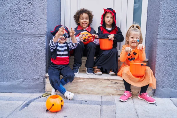 Grupo Crianças Vestindo Traje Halloween Fazendo Gesto Medo Rua — Fotografia de Stock