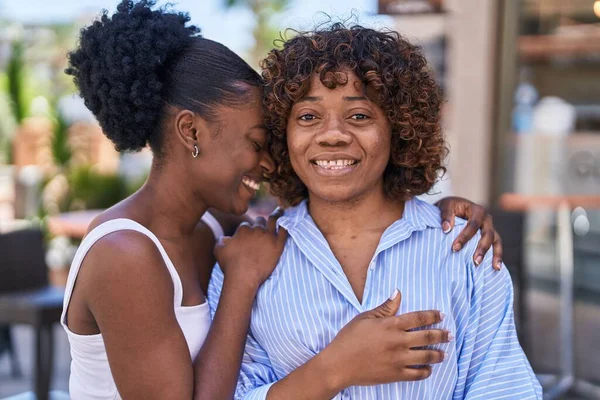 Αφρο Αμερικανίδες Μητέρα Και Κόρη Αγκαλιάζονται Στο Δρόμο — Φωτογραφία Αρχείου