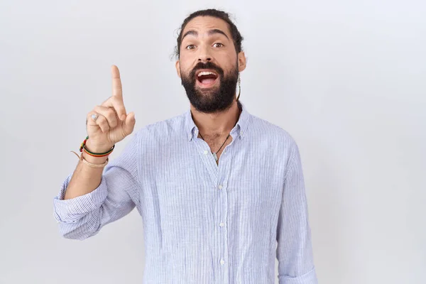 Латиноамериканец Бородой Повседневной Рубашке Указывает Пальцем Успешную Идею Взволнован Счастлив — стоковое фото
