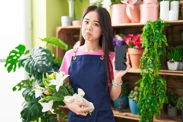 Jovem Chinesa Trabalhando Florista Loja Mostrando Tela Smartphone Deprimido Preocupar — Fotografia de Stock