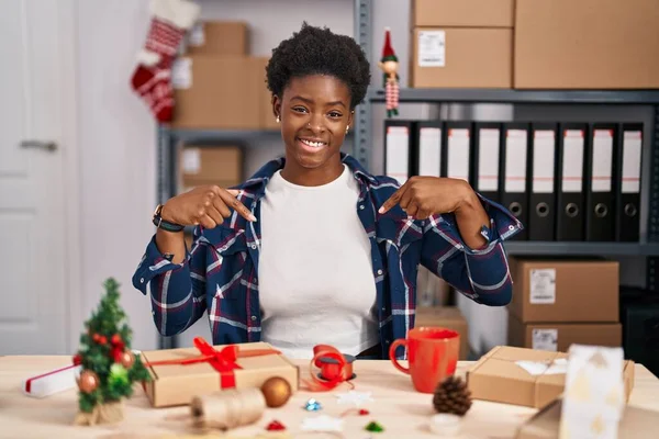 Afroamerikanerin Die Einem Kleinen Geschäft Arbeitet Und Weihnachtsdekoration Macht Sieht — Stockfoto