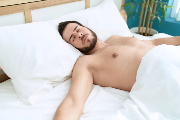 Junger Hispanischer Mann Liegt Auf Bett Und Schläft Schlafzimmer — Stockfoto
