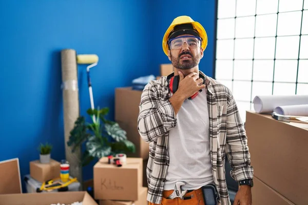 Ung Latinamerikansk Man Med Skägg Arbetar Hemma Renovering Röra Smärtsam — Stockfoto