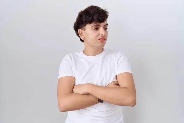 Pemuda Non Biner Mengenakan Kaos Putih Kasual Melihat Samping Dengan — Stok Foto