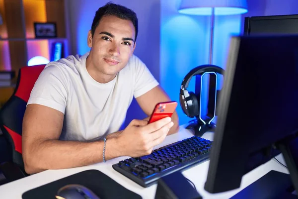 Νεαρός Ισπανός Streamer Χρησιμοποιώντας Υπολογιστή Και Smartphone Στην Αίθουσα Τυχερών — Φωτογραφία Αρχείου