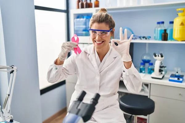 Jeune Femme Travaillant Laboratoire Scientifique Tenant Ruban Rose Faisant Signe — Photo