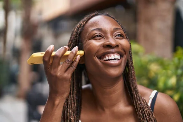 Mujer Afroamericana Sonriendo Confiado Escuchando Mensaje Audio Por Teléfono Inteligente — Foto de Stock