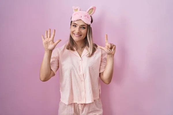 Mulher Branca Loira Usando Máscara Sono Pijama Mostrando Apontando Para — Fotografia de Stock