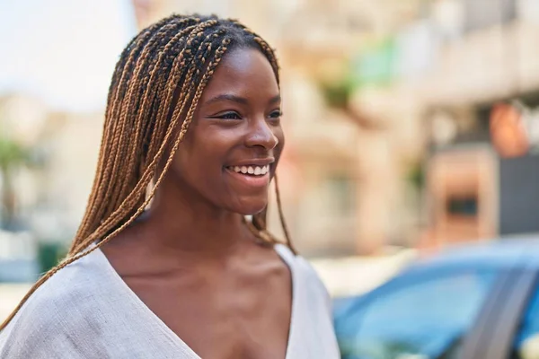 Mujer Afroamericana Sonriendo Confiada Mirando Lado Calle — Foto de Stock